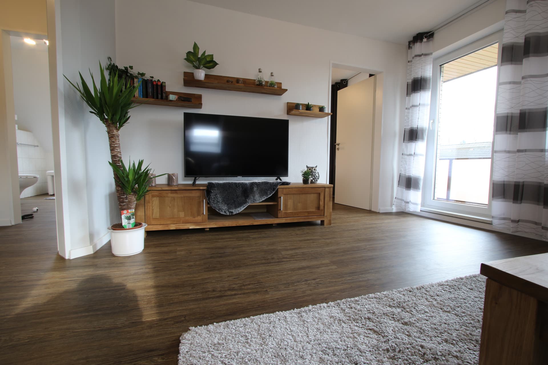 Televisie in de woonkamer van vakantiewoning Am See 2 in Rhauderfehn