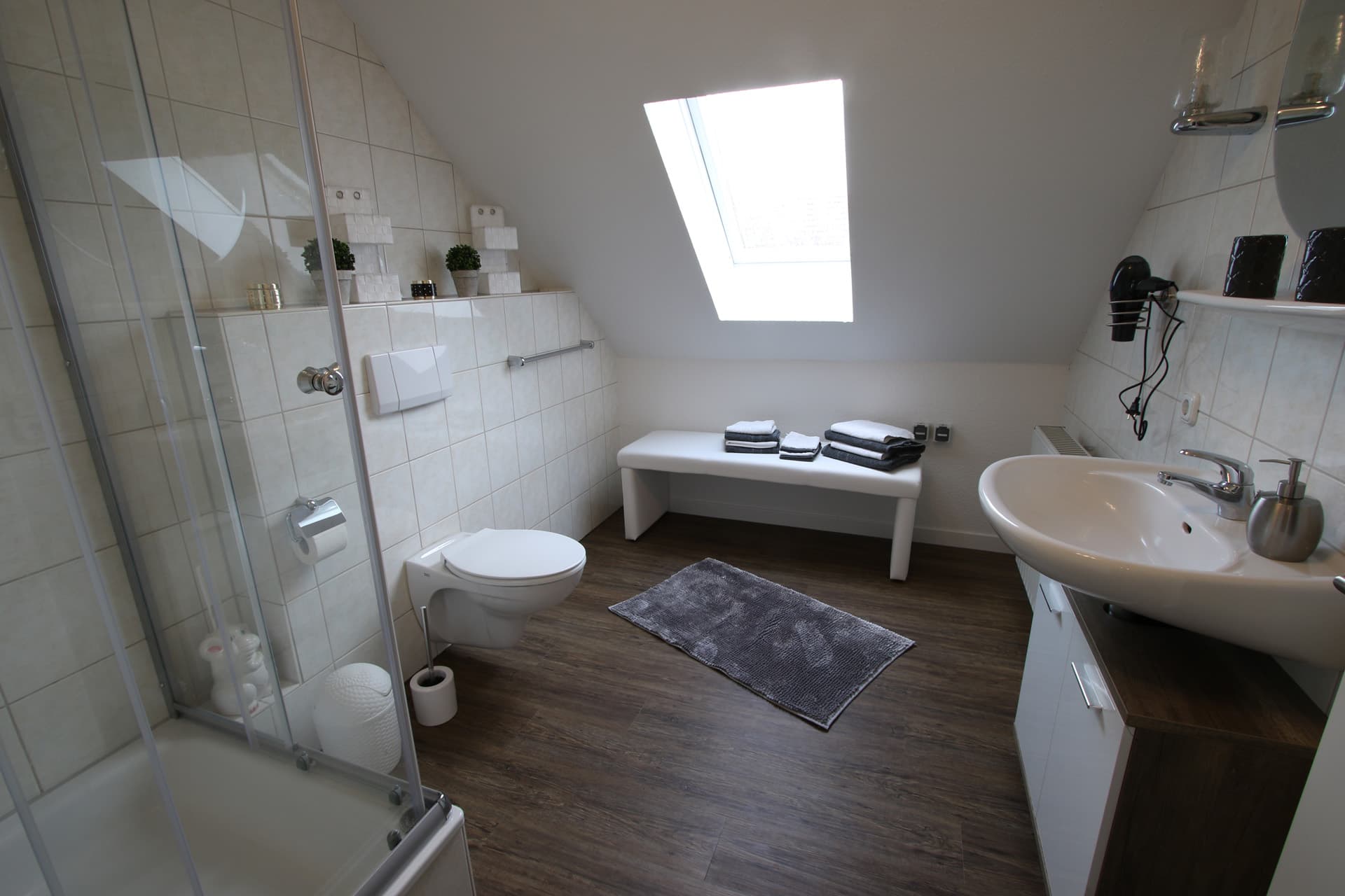 Moderne badkamer van vakantiewoning Am See 2 in Rhauderfehn