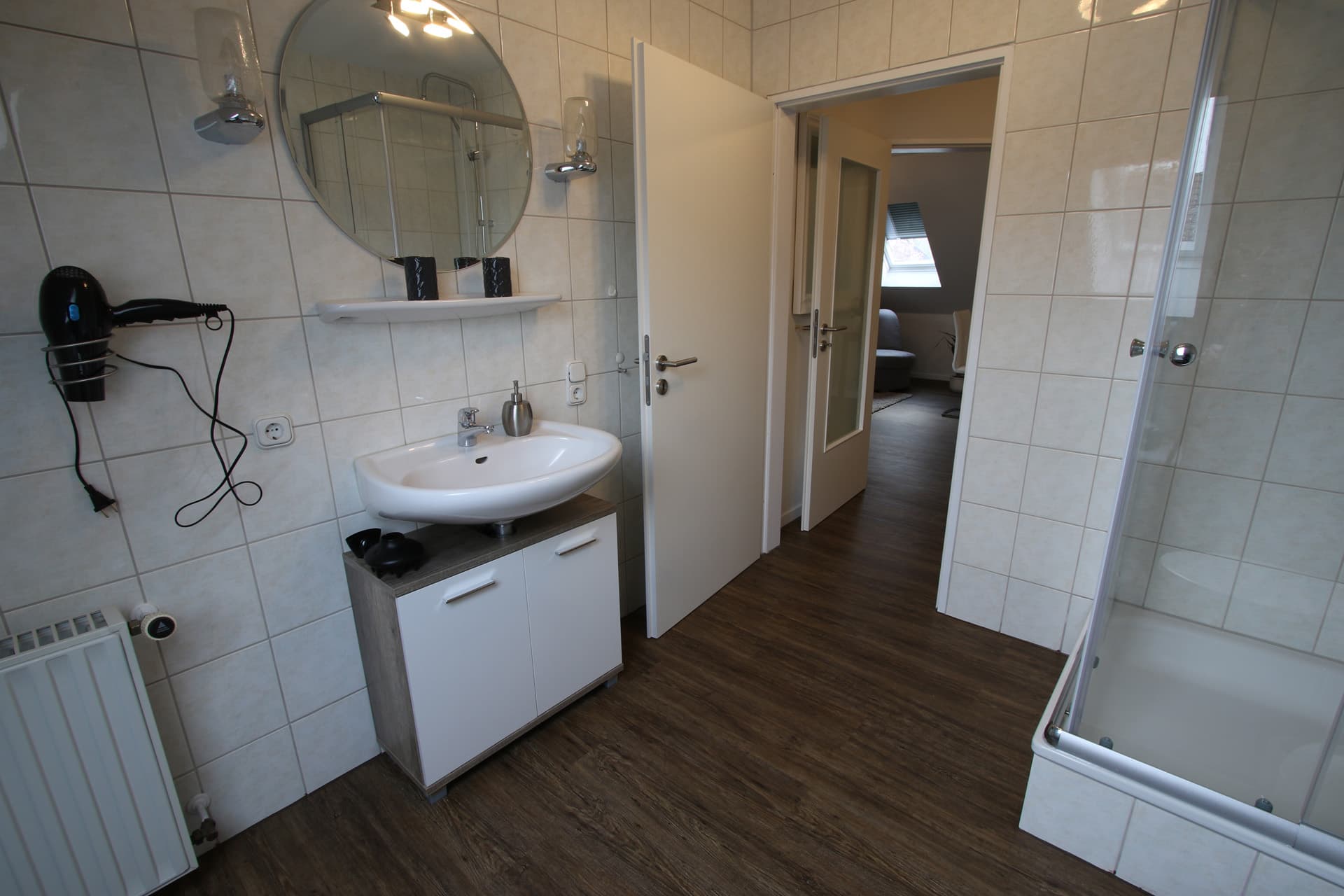 Wastafel in de badkamer van vakantiewoning Am See 2 in Rhauderfehn