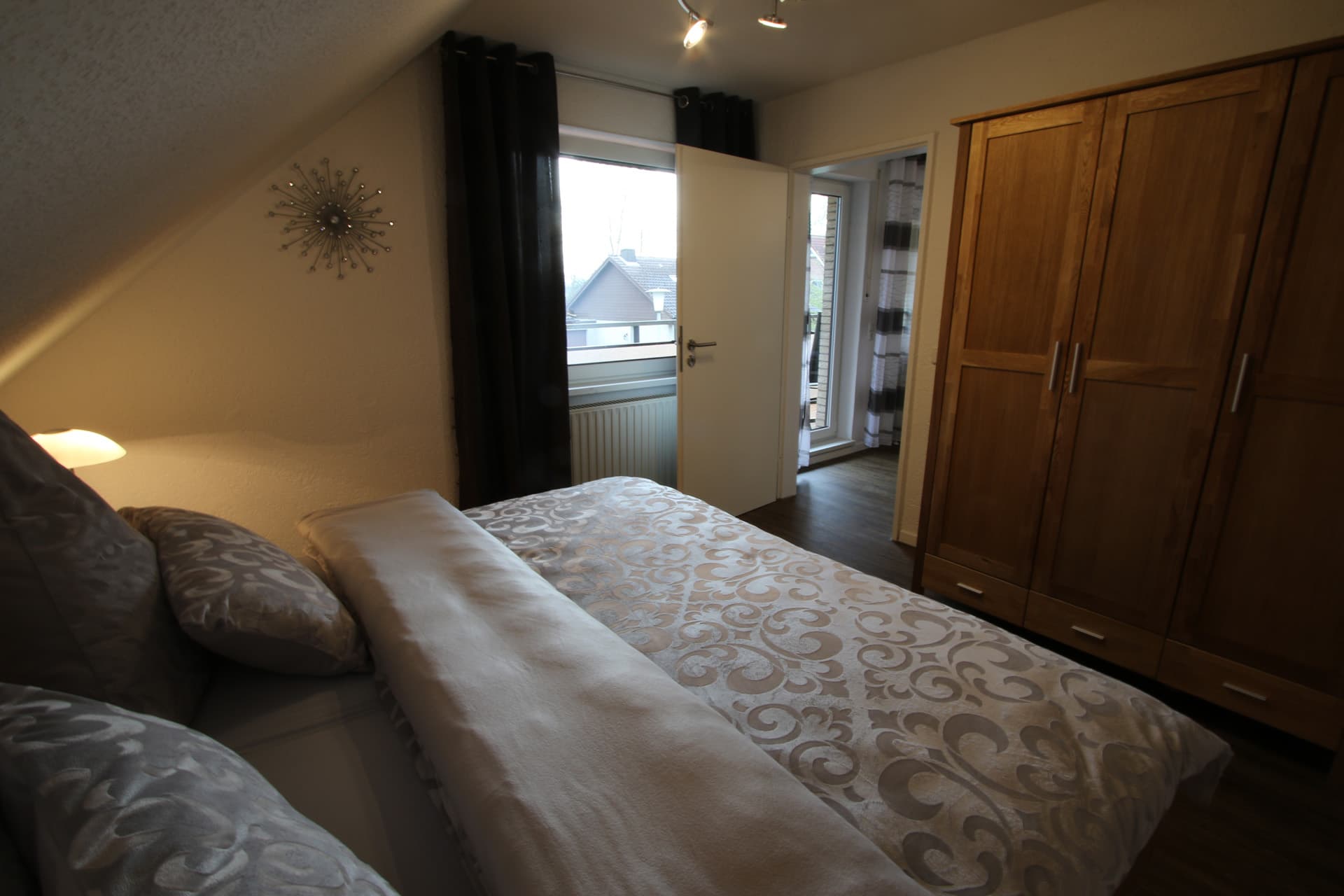 Comfortabele slaapkamer van vakantiewoning Am See 2 in Rhauderfehn