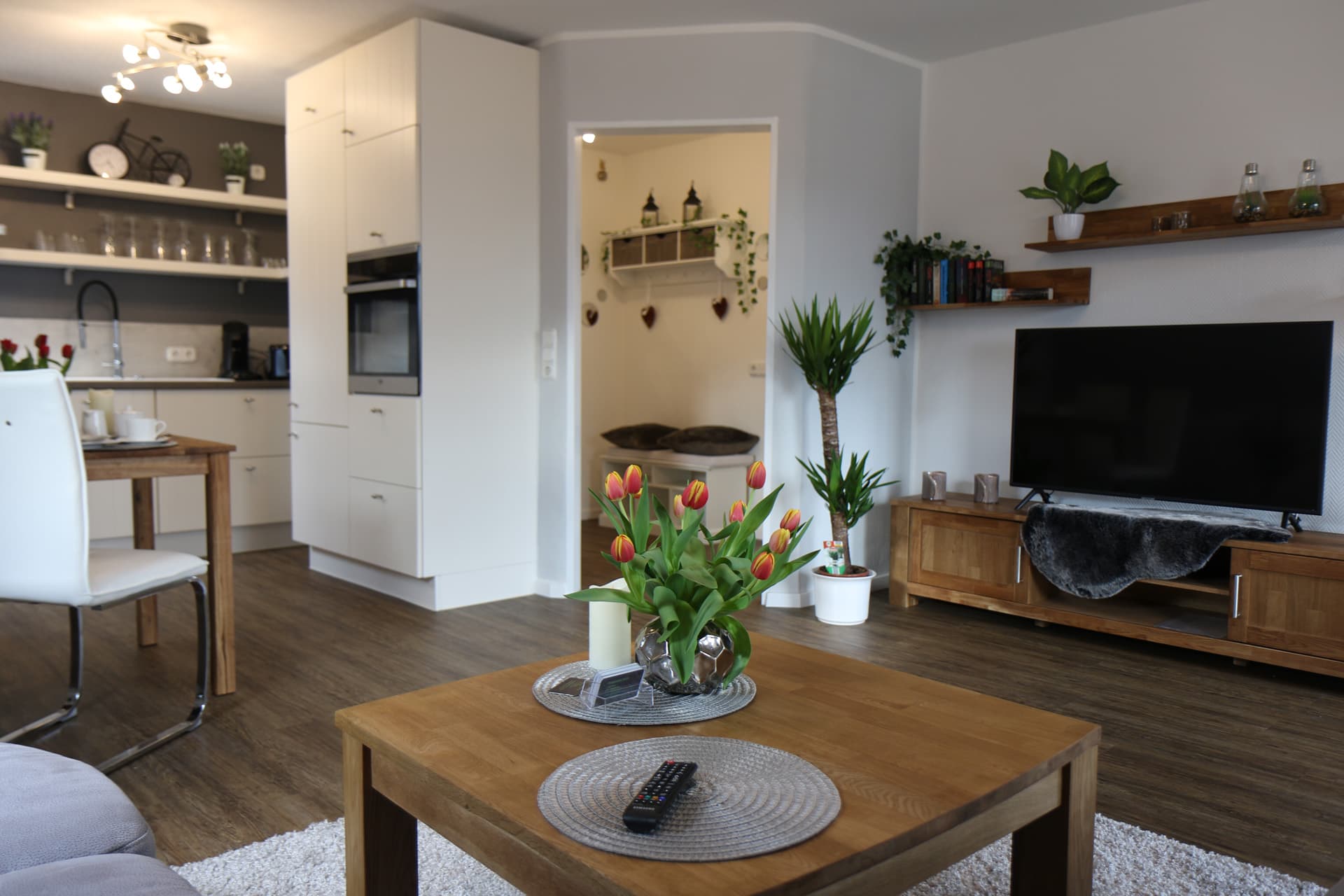 Woonkamer en keuken van vakantiewoning Am See 2 in Rhauderfehn