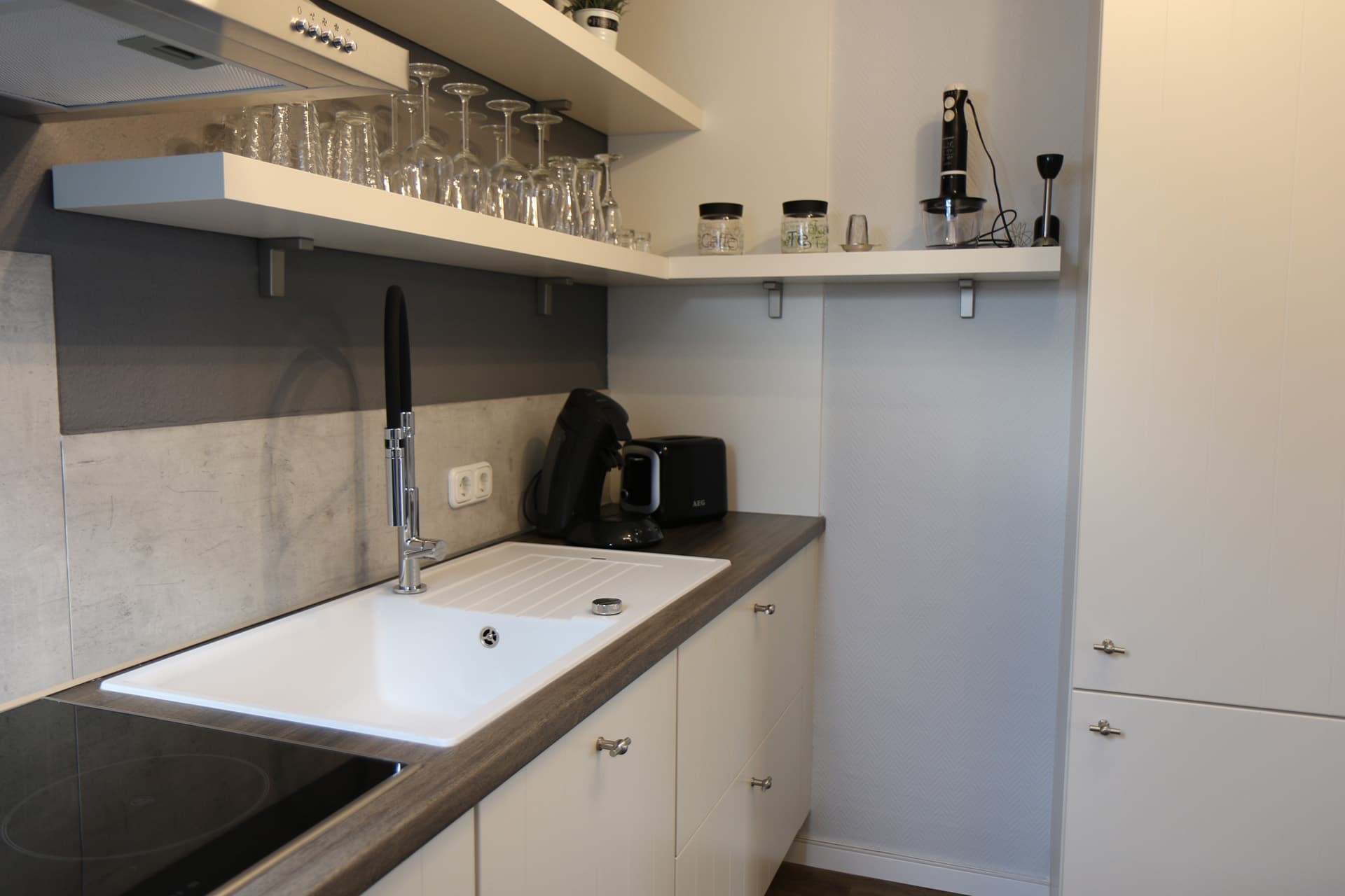 Koffiezetapparaat in de keuken van vakantiewoning Am See 2 in Rhauderfehn
