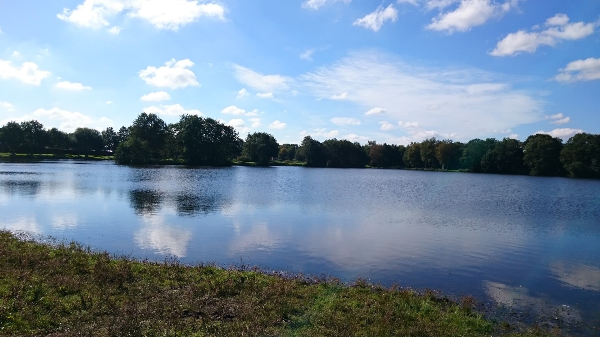 Hahnentanger Meer in Rhauderfehn met lichte bewolking