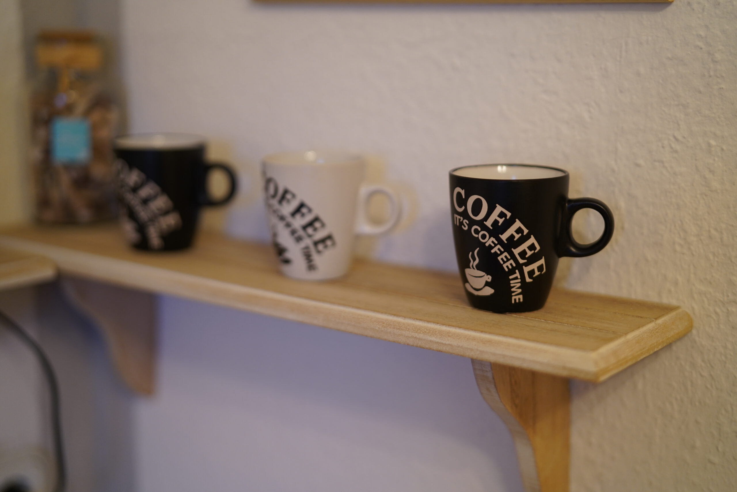Koffiekopjes in de keuken van vakantiewoning Am See 1 in Rhauderfehn