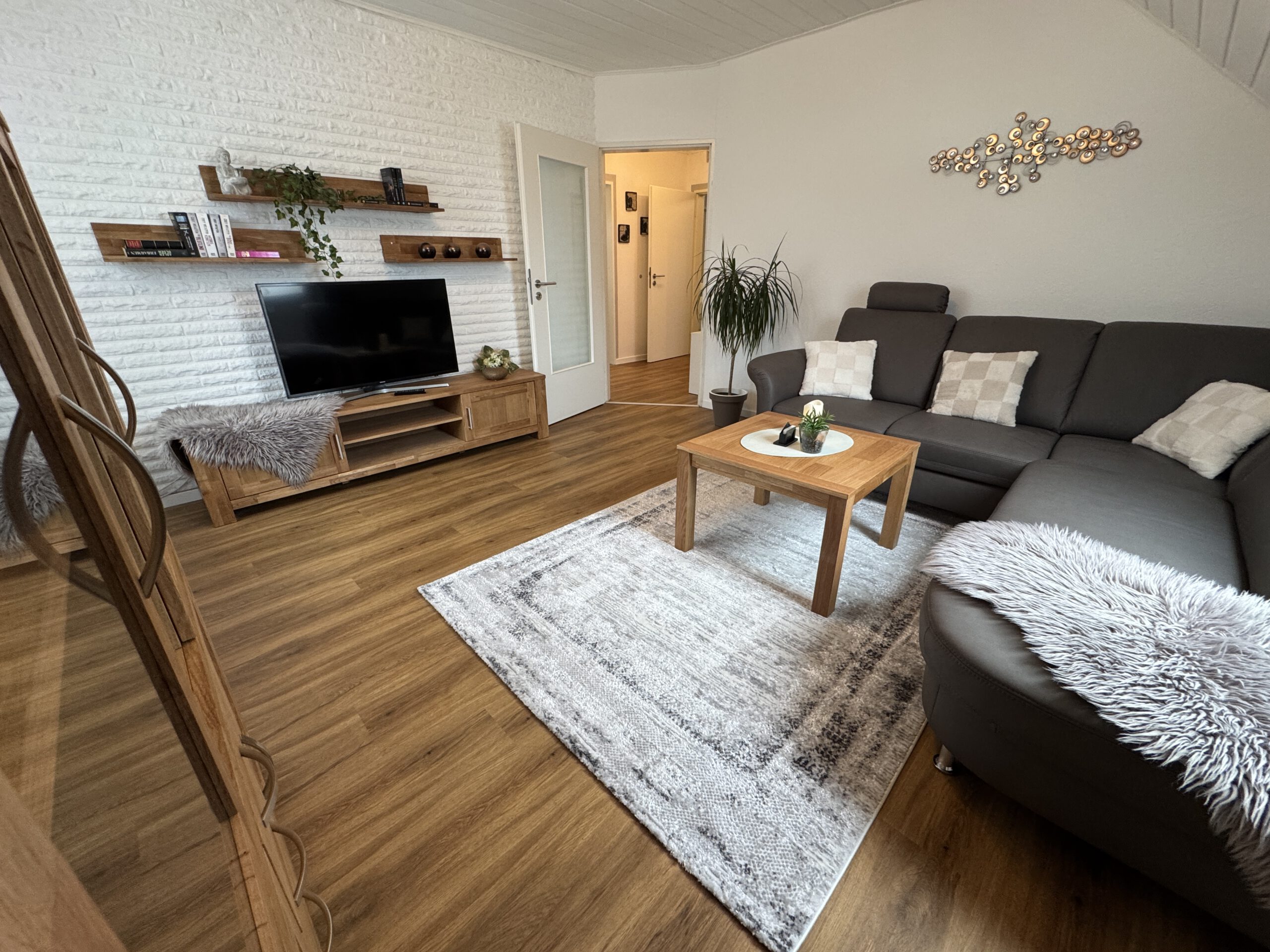 Comfortabele bank in de woonkamer van vakantiewoning Am See 1 in Rhauderfehn