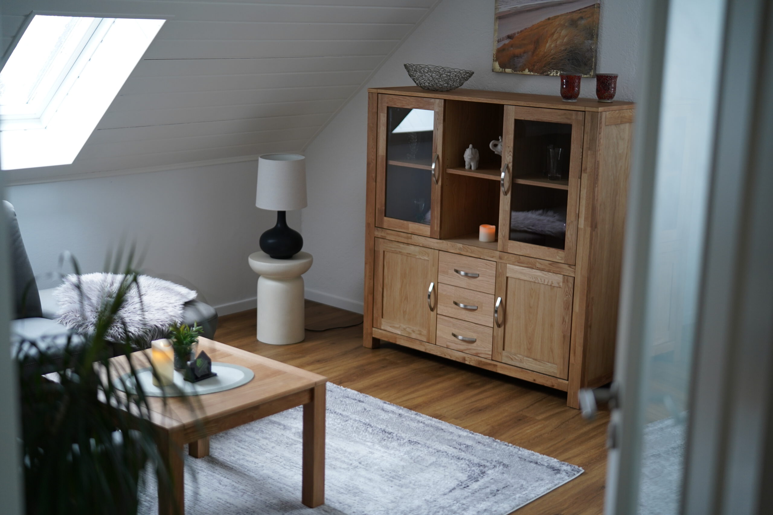 Kast in de woonkamer van vakantiewoning Am See 1 in Rhauderfehn